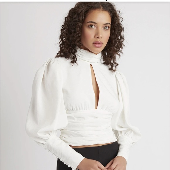 𝑮𝒊𝒓𝒍 𝒏𝒆𝒙𝒕 𝒅𝒐𝒐𝒓 𝒕𝒐𝒑 - Picture 2 of 8